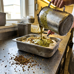 Variegato al pistacchio con granella pralinata versato in vaschetta di gelato