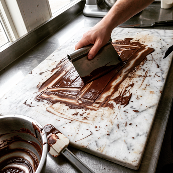 Come sciogliere e temperare il cioccolato senza buttarlo: la procedura per il laboratorio