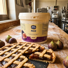 Menz & Gasser Passata di Fichi da Forno 6kg con crostata ai fichi su banco di legno