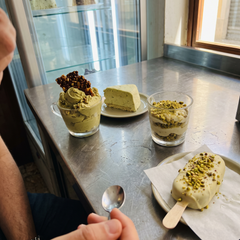 Coppa gelato, semifreddo, bicchierino e stecco al pistacchio croccante
