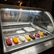 Come vendere torte gelato e stecchi ricoperti al banco: vetrina, cartellini e scala di prezzo che fanno scegliere il pezzo più caro