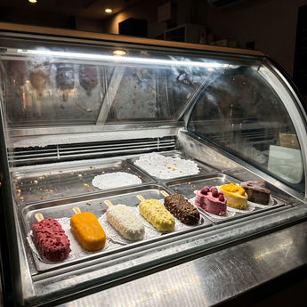 Come vendere torte gelato e stecchi ricoperti al banco: vetrina, cartellini e scala di prezzo che fanno scegliere il pezzo più caro