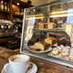 Come vendere torte, muffin e bignè al banco: la vetrina del pomeriggio che fa cassa