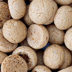 Gocce Amaretto 800gr – Gocce di amaretto, ideali per decorazioni di torte, biscotti e dolci al cioccolato.