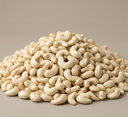 Anacardi interi al naturale in confezione da 1kg qualità premium.