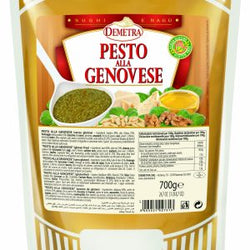 Vaso di vetro Demetra di pesto alla genovese da 580 ml con pesto verde accanto a un piatto di trofie