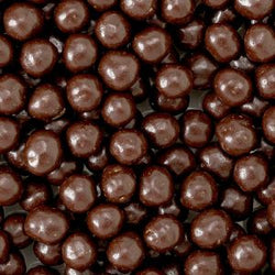 Riccioli di cioccolato fondente Ice Wer distribuiti su una torta ricoperta di panna