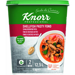 Confezione di fondo di crostacei in pasta Knorr da 1 kg accanto a un piatto di risotto ai frutti di mare