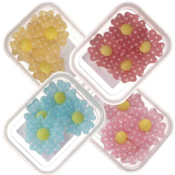 Margherite in cialda Modecor in sei colori assortiti disposte su una torta di compleanno
