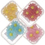 Margherite in cialda Modecor in sei colori assortiti disposte su una torta di compleanno