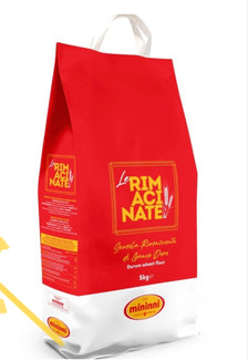 Sacco di semola rimacinata di grano duro Mininni rossa da 5 kg accanto a orecchiette fresche