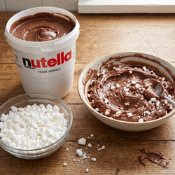 Barattolo Nutella 3 kg con busta di granella di meringa da 700 grammi per pasticceria