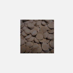 : Surrogato Nutkao al Latte 12KG, cioccolato surrogato bianco al latte con un intenso sapore di latte e vaniglia, presentato in forma di bottoni per facili applicazioni professionali in pasticceria, cioccolateria e gelateria